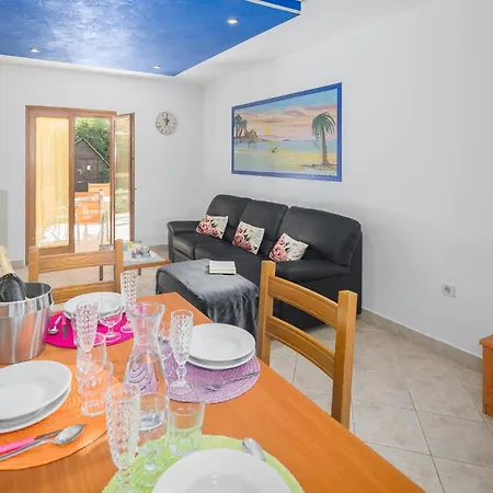 In Vabriga With Outdoor Swimming Pool&2 Bedrooms *